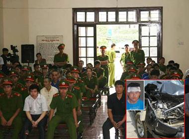 Tráng A Chư và chiếc xe Prado mà đối tượng đã cùng lao vào lực lượng công an.