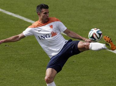 Van Persie nhịn đau thi đấu suốt sáu năm qua