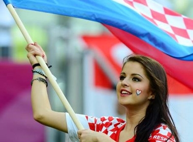 World Cup 2014: BLV Tạ Biên Cương lại chơi chữ, fan nữ Croatia đẹp mê hồn