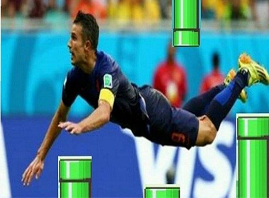 Van Persie bay qua những ống khói trong trò chơi Flappy bird