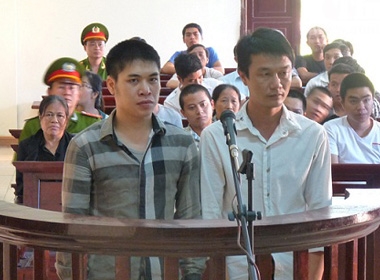 Bị cáo Đàm Phạm Hoài Nam (áo kẻ) và bị cáo Trần Ngọc Huy tại phiên tòa