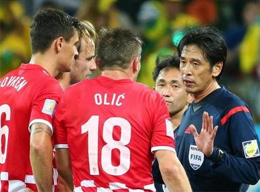 WORLD CUP 2014: Trọng tài Yuichi Nishimura được bảo vệ sau những cáo buộc của Croatia. 