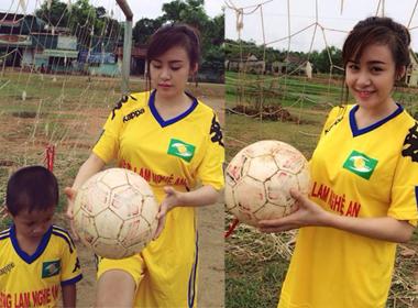 Bà Tưng trong trang phục chơi bóng tại quê hương