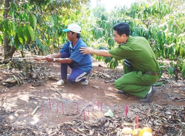 Công an đo đạc tại vị trí bà Ngắn bị đàn chó dữ cắn chết