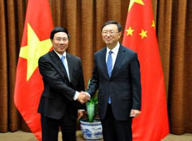 Ông Phạm Bình Minh gặp gỡ ông Dương Khiết Trì trong chuyến thăm Trung Quốc tháng 12/2012, khi cả hai ông đều đang là bộ trưởng ngoại giao. 