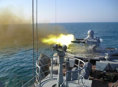 Hệ thống CIWS Palma khai hỏa bằng 2 pháo 6 nòng 30mm trên tàu chiến.