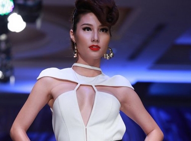 Diễm My 9X khoe 2 vòng táo bạo trên sàn catwalk