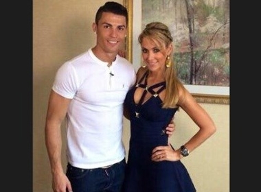 Ines Sainz khoe ảnh chụp chung với Ronaldo