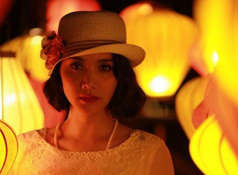 Trang Nhung đẹp quý phái giữa phố cổ