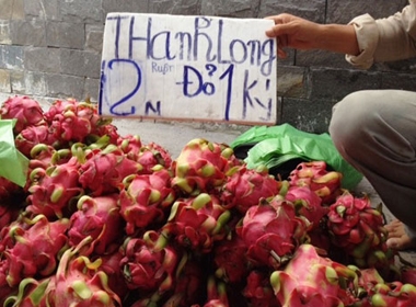Trái cây giá rẻ dồn ứ chợ Sài Gòn
