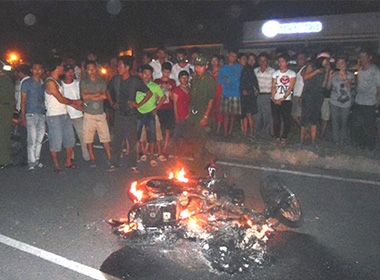 Hiện trường vụ người dân đốt xe máy của kẻ trộm chó tại xã Nghi Phú, TP Vinh (Nghệ An)