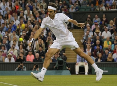 Wimbledon 2014: Federer đang giao bóng lên lưới nhiều hơn.