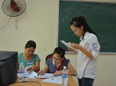 Tuyển sinh 2014: Thí sinh làm thủ tục dự thi tại trường Đại học Ngoại thương Hà Nội