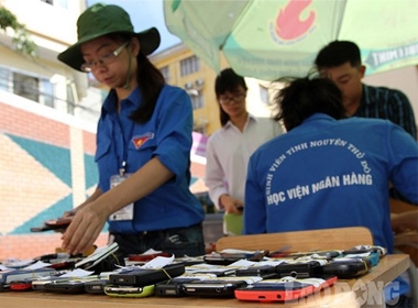 Bị cấm mang vào phòng thi, các thí sinh phải gửi điện thoại bên ngoài.