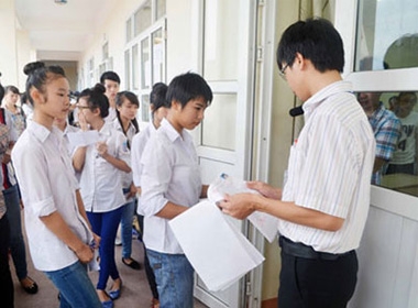 Thí sinh làm thủ tục vào phòng thi đại học