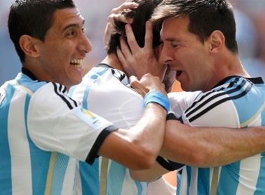 Messi (phải) và Di Maria (trái) ăn mừng bàn thắng của Higuain vào lưới đội Bỉ