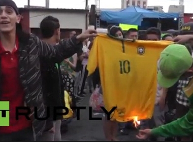 World Cup 2014: CĐV Brazil đốt áo Neymar