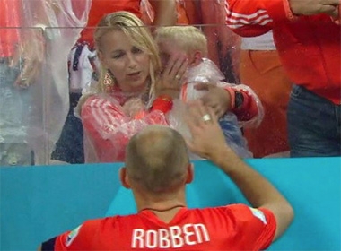 Robben an ủi con trai