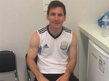 Messi khoe ảnh trong khi chờ kiểm tra doping.