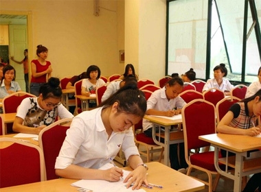 Thí sinh làm bài môn Ngữ văn tại Hội đồng thi Đại học Sư phạm Hà Nội.