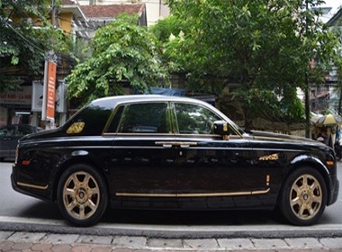 Chiếc Rolls-Royce Phantom Rồng độ vàng nổi bật giữa phố Nguyễn Du (Hà Nội).