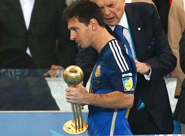 World Cup 2014: Messi buồn bã nhận giải sau thất bại của Argentina.