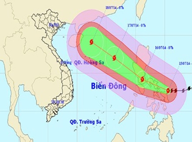 Bão Rammasun đang diễn biến phức tạp tiến vào biển Đông.