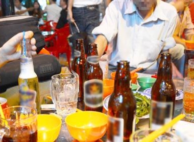Bộ Y tế đề xuất cấm bán rượu bia sau 22h