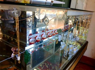 Tủ kính tiệm vàng Ngọc Thạnh sau khi bị cướp