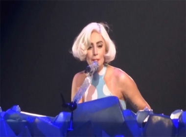 Lady Gaga bật khóc khi kể về quá khứ làm vũ công hộp đêm 