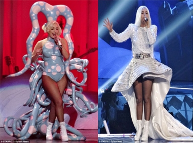 Lady Gaga lại diện trang phục 'kì cục' trong show diễn mới nhất