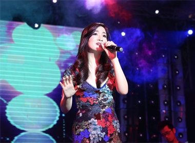 Hoa hậu Giáng My hát trên sân khấu