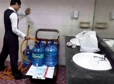 Sân bay Tân Sơn Nhất gây sốc với hình ảnh lấy nước toilet vào bình