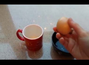 Video cách bóc vỏ trứng không cần dùng tay