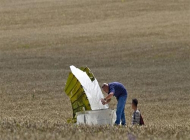 Máy bay Malaysia MH17 rơi: Vẫn còn nhiều xác nạn nhân tại hiện trường