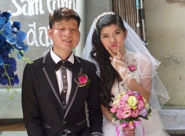 Chuyện tình yêu không tưởng của cặp đôi 'chồng xấu vợ xinh' lên báo Thái Lan