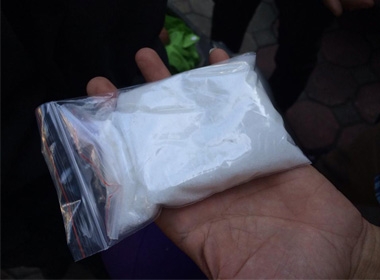 Gói ma túy đá khoảng 200g bị 141 phát hiện