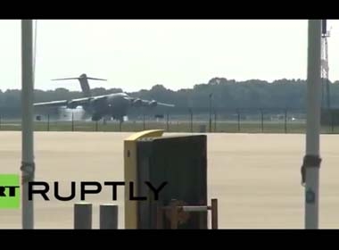 Video máy bay chở thi thể nạn nhân MH17 đã đến Hà Lan