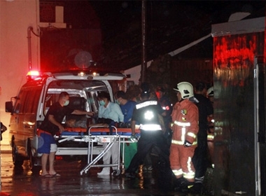 Máy bay rơi ở Đài Loan: Hành khách bê bết máu bò ra khỏi máy bay