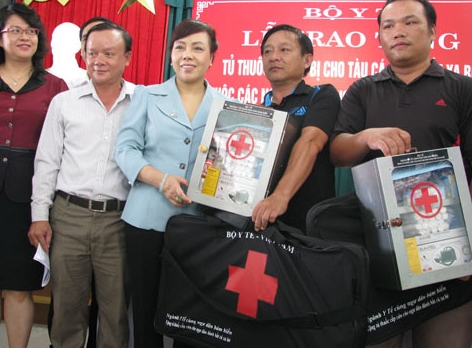  Bộ trưởng Bộ Y tế trao hơn 250 tủ thuốc cho ngư dân