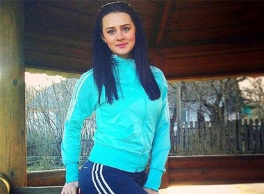 Cô gái Ukraine gây phẫn nộ vì dùng mascara của nạn nhân vụ MH17