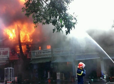 11 căn nhà ở trung tâm Buôn Ma Thuột bị lửa thiêu trụi