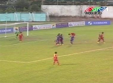 Trọng tài bị đuổi đánh trên sân Long Xuyên