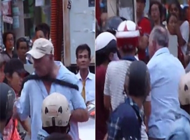 Người nước ngoài bị hành hung vì thiếu tiền taxi ở Đà Nẵng (ảnh cắt từ clip)