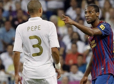 Cựu sao Barca từ chối bắt tay, ném chai nước vào Pepe