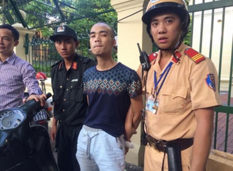 Thanh niên 'đầu trọc' mang ma túy, hùng hổ đạp cảnh sát