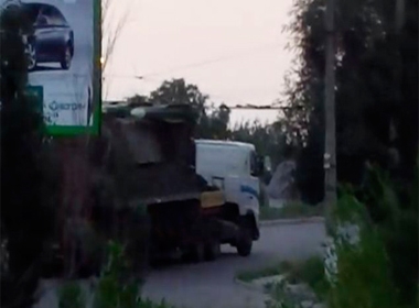 Chiếc xe tải Volvo màu trắng chở hệ thống tên lửa Buk trong đoạn clip do Ukraine công bố.