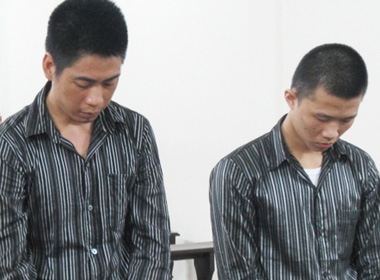 Tên cướp cắn vào chỗ 'hiểm' cô gái: Nguyễn Duy Tuấn (bên phải) cùng bị cáo liên quan tại phiên tòa