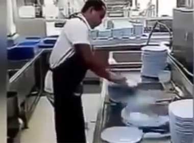 Video người đàn ông rửa bát nhanh kinh ngạc