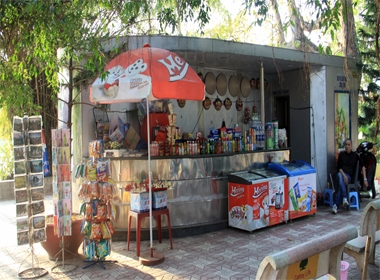 Nhà vệ sinh cũng là nơi bán đồ ăn uống tại Hà Nội